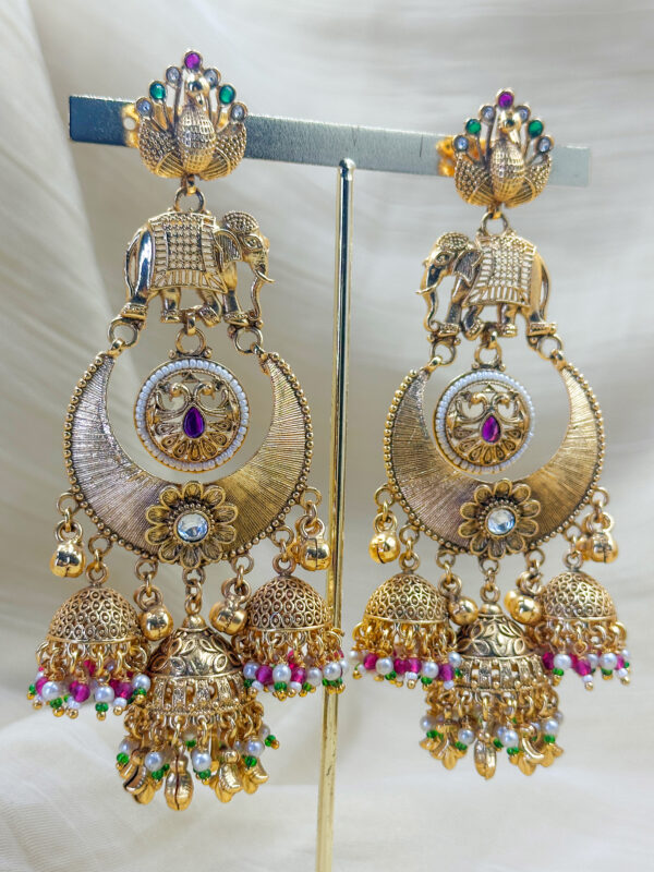 Heavy heritage golden Earrings