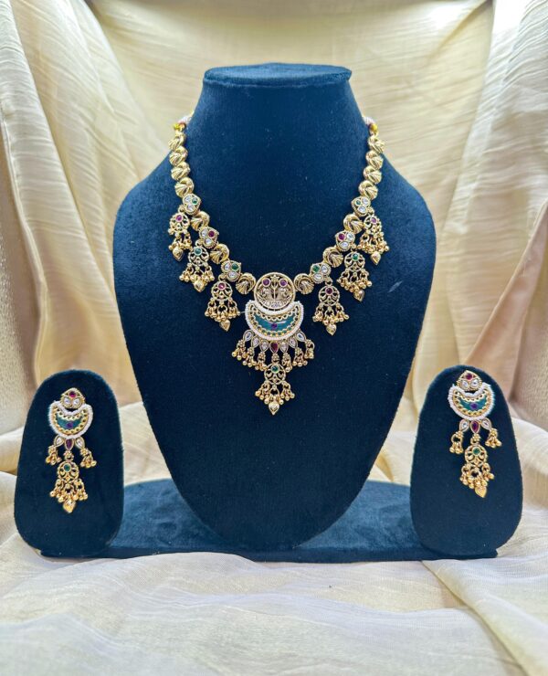 Gold-drop design necklace set